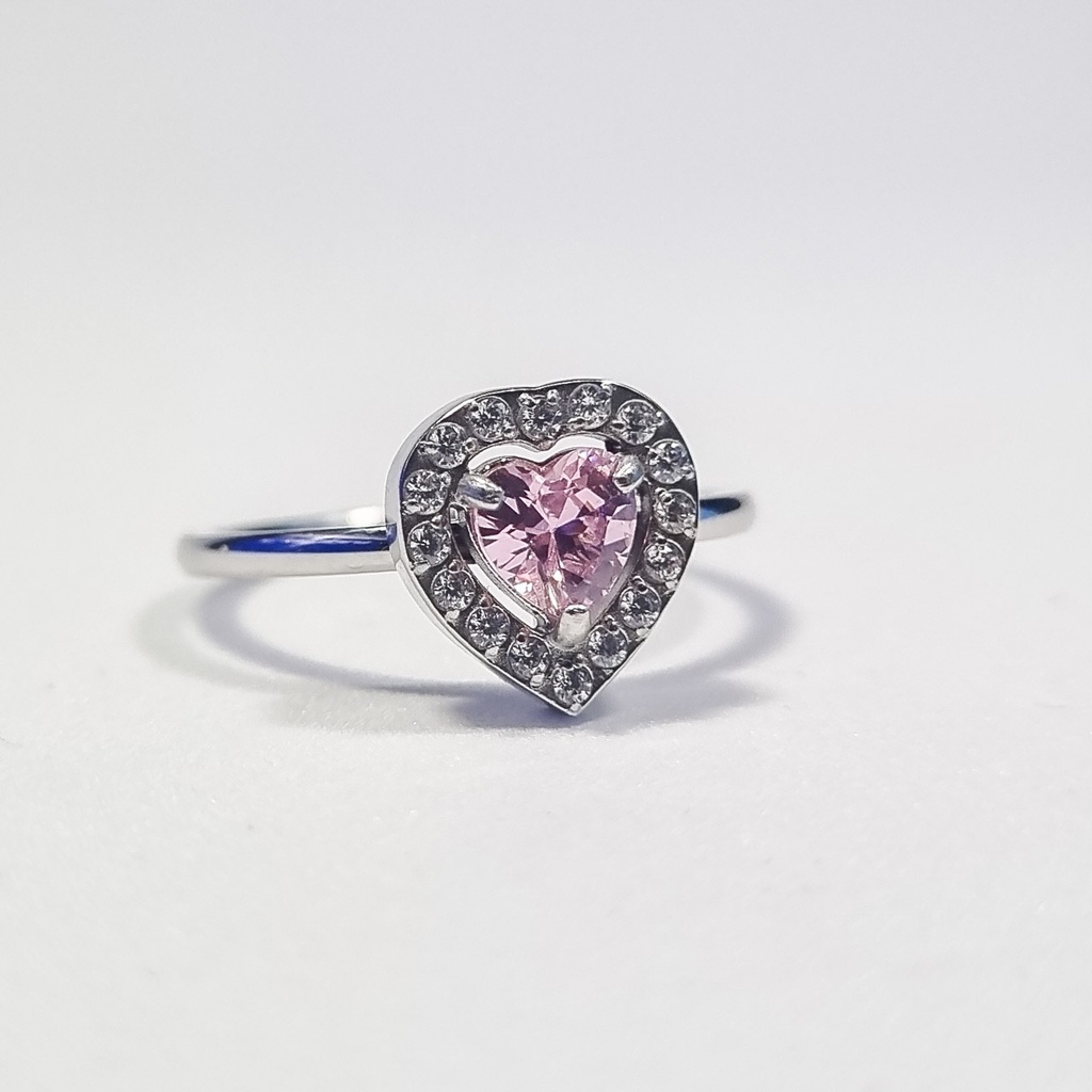 Anillo plateado con corazón central