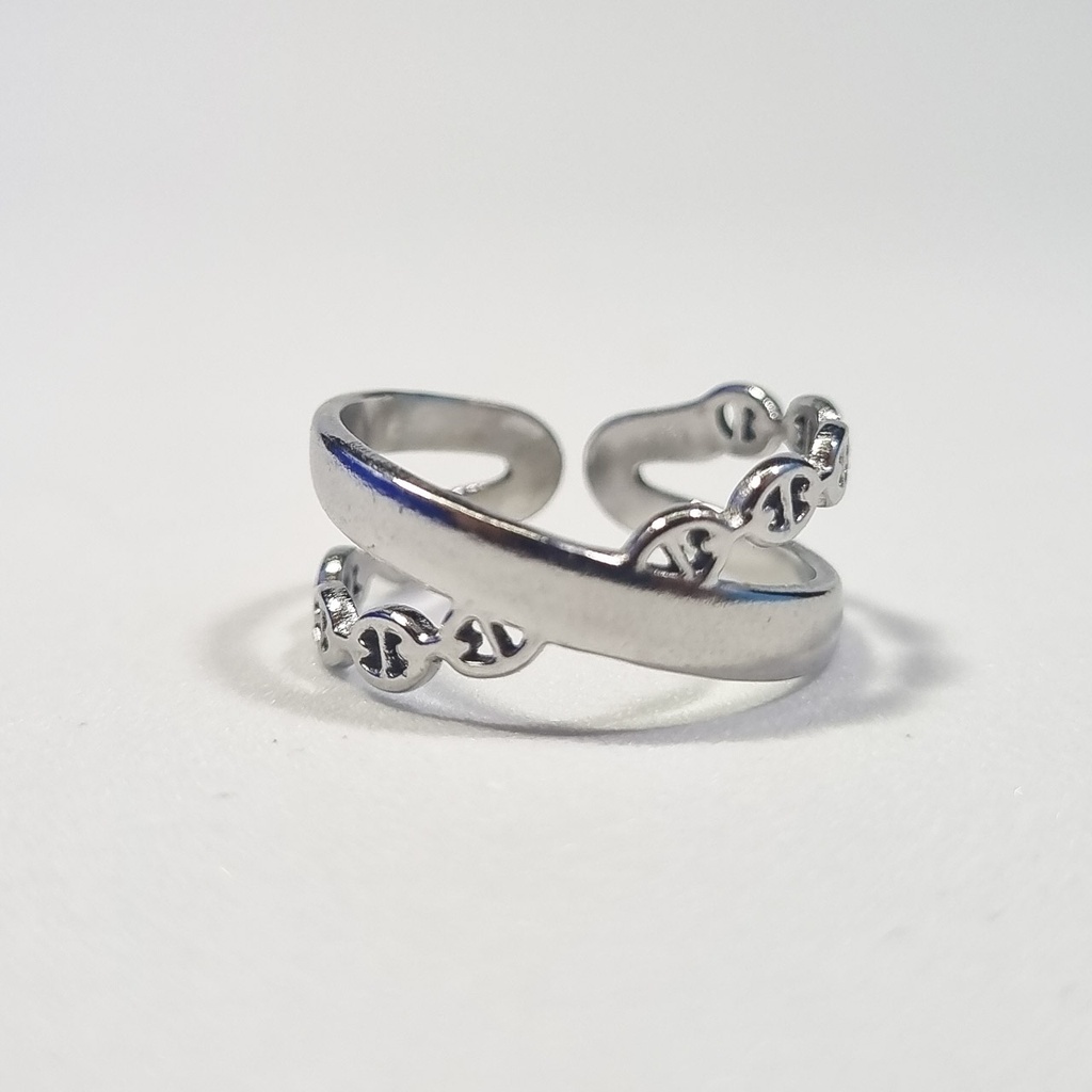 Anillo plateado abierto con diseño entrelazado