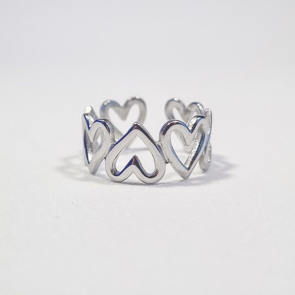 Anillo plateado de corazones calados