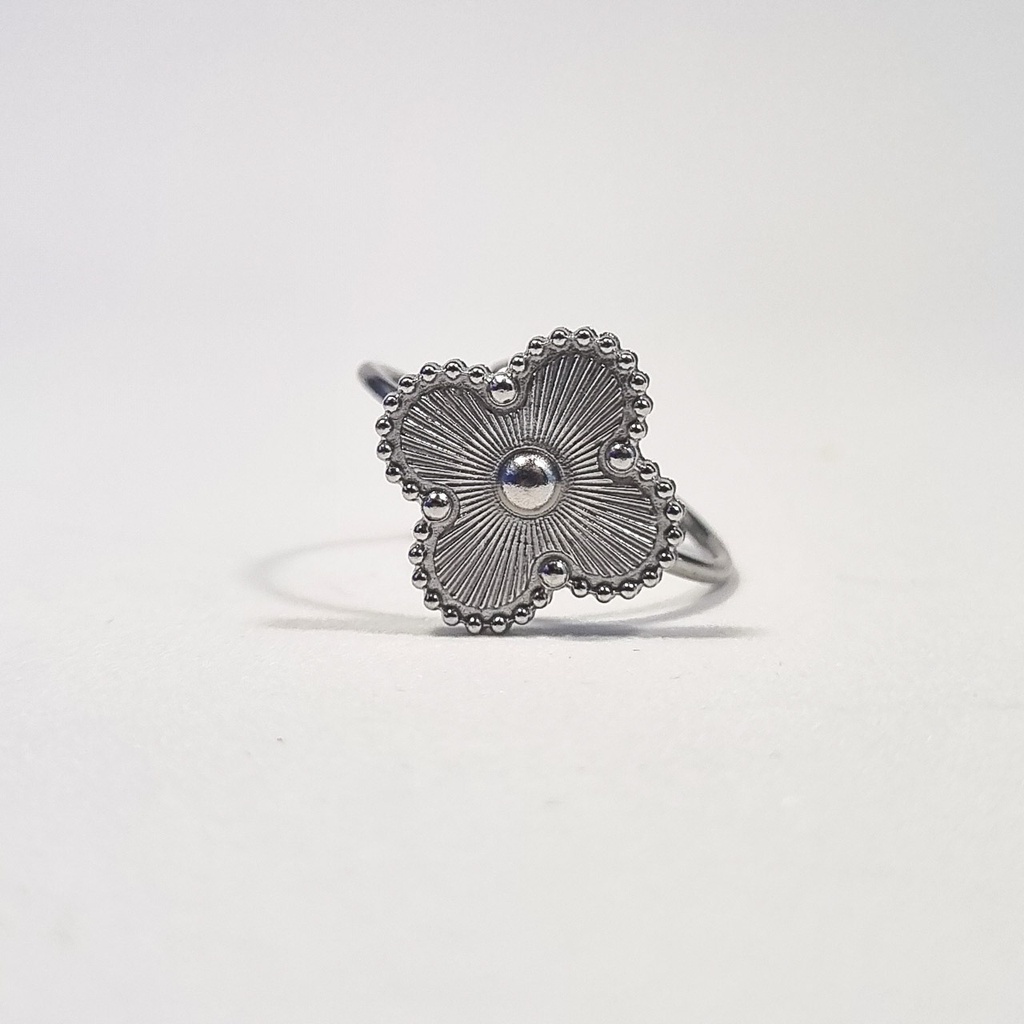 Anillo plateado con flor central