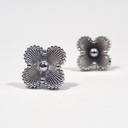 Pendientes trébol plateados grabados