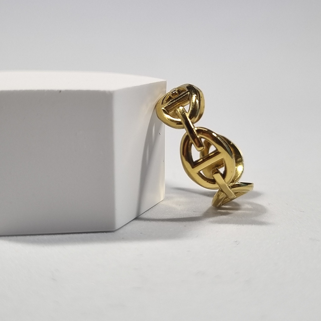 Anillo dorado eslabones entrelazados