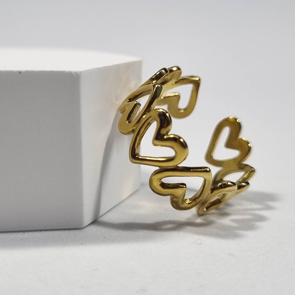 Anillo dorado de corazones calados
