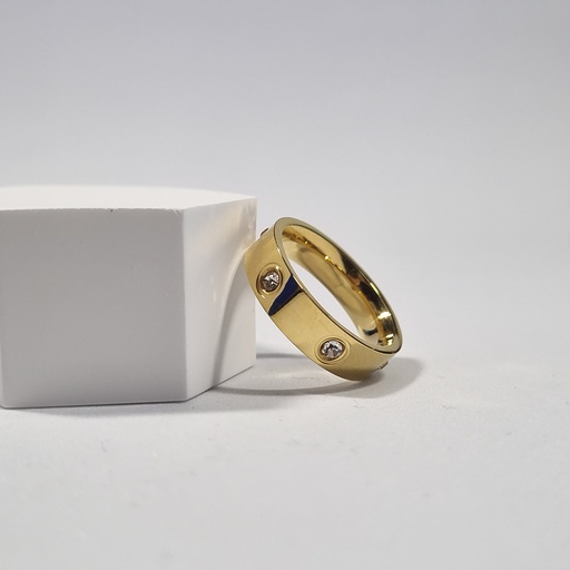 Anillo dorado con destellos incrustados